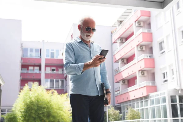 Mühendis Pano Tutuyor Binanın Önünde Cep Telefonu Kullanıyor Teknoloji Kavramı — Stok fotoğraf