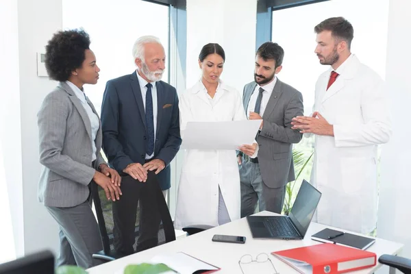 Affärsmän Med Medicinsk Personal Analysera Dokument Kontoret — Stockfoto