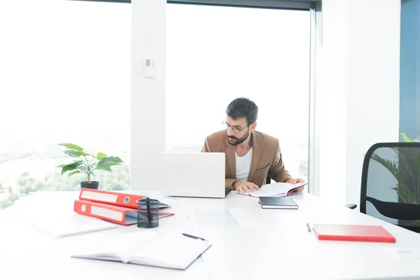 Uomo Affari Che Lavora Computer Portatile Ufficio — Foto Stock