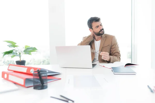 Uomo Affari Con Dolore Collo Dopo Lunghe Ore Lavoro — Foto Stock