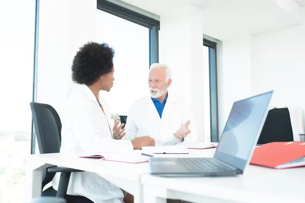 Male Female Doctors Discussing Office — Stock Photo, Image