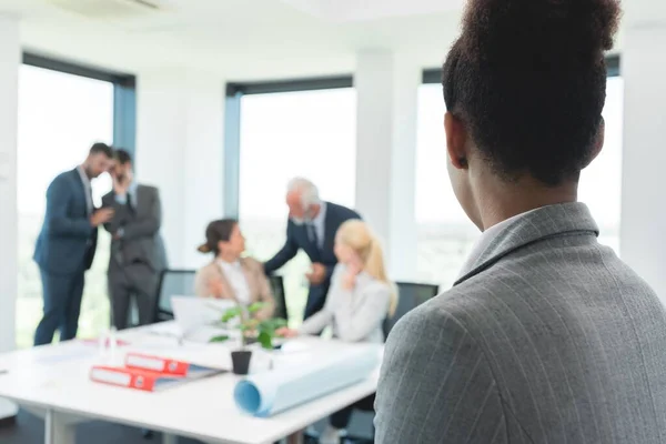 Uomini Affari Misti Che Discutono Riunione Ufficio — Foto Stock