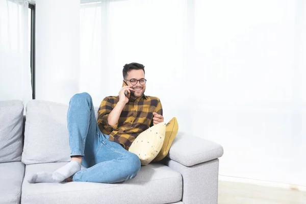 Uomo Felice Che Parla Sul Cellulare Casa — Foto Stock