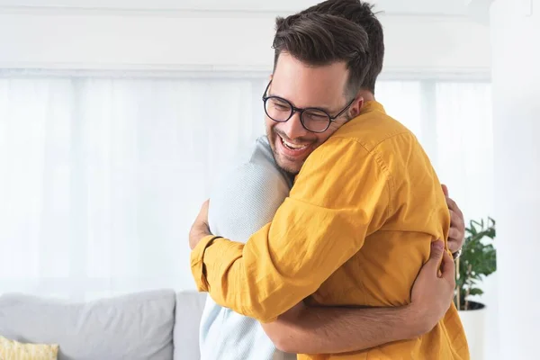 Amante Gay Pareja Abrazando Casa — Foto de Stock