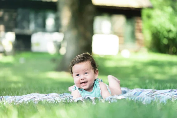 Šťastné Dítě Dívka Piknik Deka Přes Zelenou Trávu — Stock fotografie