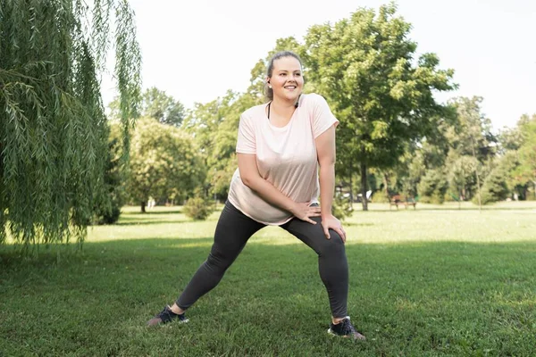 Товста Жінка Розтягує Ноги Перед Тренуванням Парку — стокове фото
