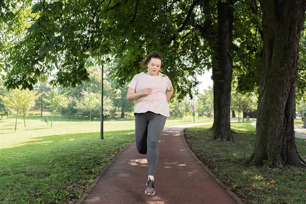 Donna Grassa Che Jogging Parco Giorno — Foto Stock