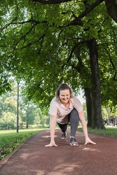 Tlustá Žena Startovní Pozici Připravena Běhu — Stock fotografie