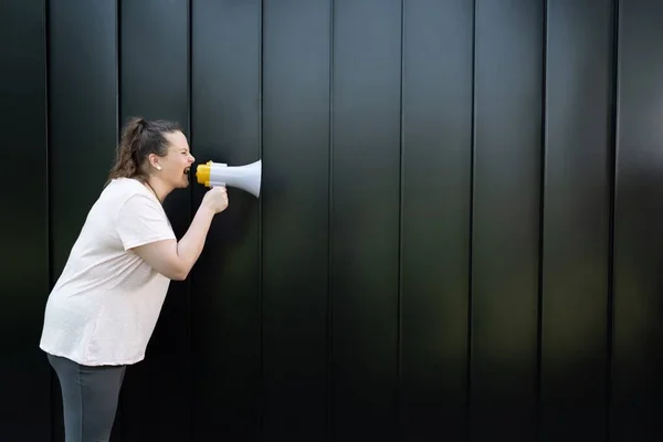 Şişman Kadın Megafondan Siyah Arka Planda Konuşuyor — Stok fotoğraf