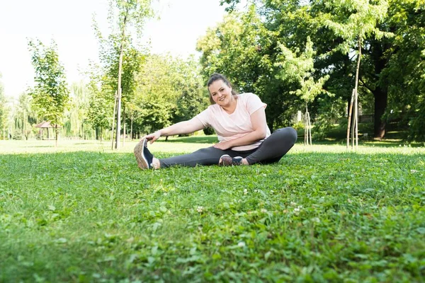 Dicke Frau Dehnt Sich Tagsüber Park Auf Gras — Stockfoto