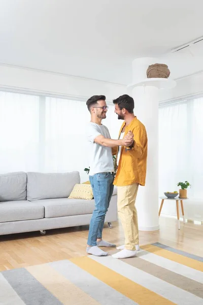 Schwules Paar Tanzt Hause — Stockfoto
