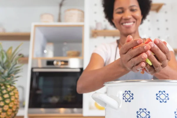 Mujer Afroamericana Agregando Ingredientes Picados Sartén Cocina —  Fotos de Stock