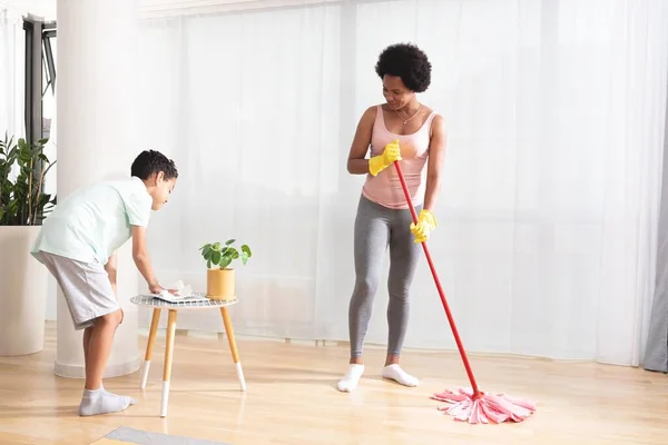 Madre Hijo Limpiando Casa —  Fotos de Stock