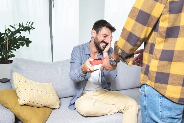 Hombre Sorprendiendo Novio Con Regalo — Foto de Stock