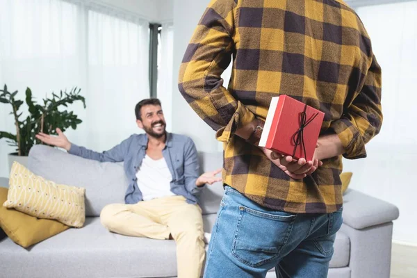 Uomo Che Nasconde Regalo Fidanzato Casa — Foto Stock