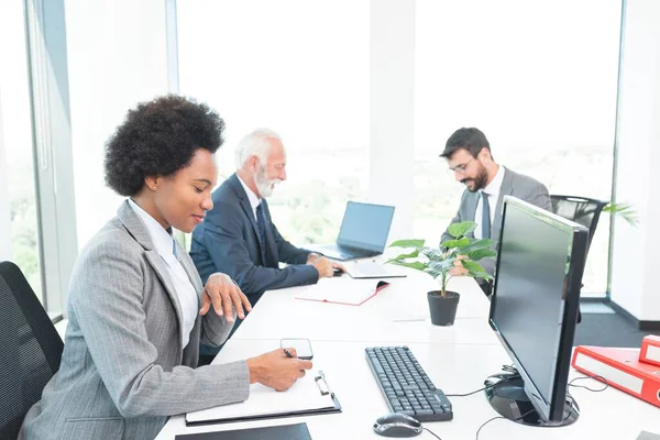 Geschäftskollegen Büro lizenzfreie Stockbilder