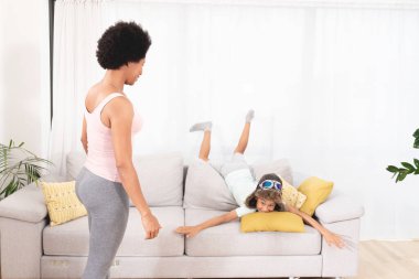 Anne ve oğlu evde uçuyormuş gibi davranıyorlar.