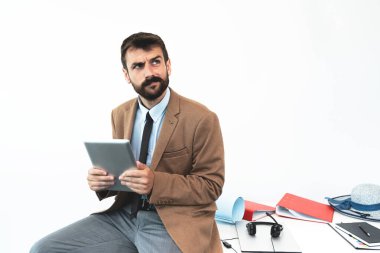 Ofiste dijital tabletli bir işadamı