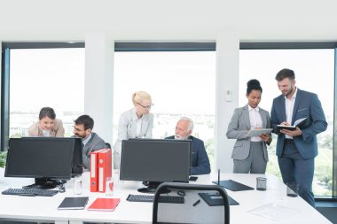 İş adamları ofis toplantılarında iş konuşuyorlar