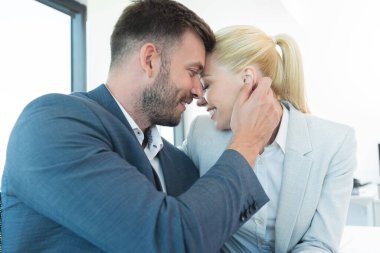 İş adamı güzel sekreterle aşk yaşıyor.