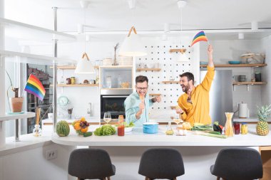 Eşcinseller mutfakta şarkı söylüyor.