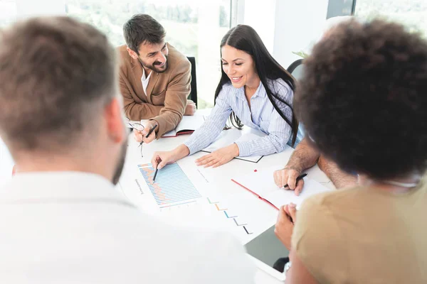 Empresários Que Discutem Trabalho Reunião Escritório — Fotografia de Stock