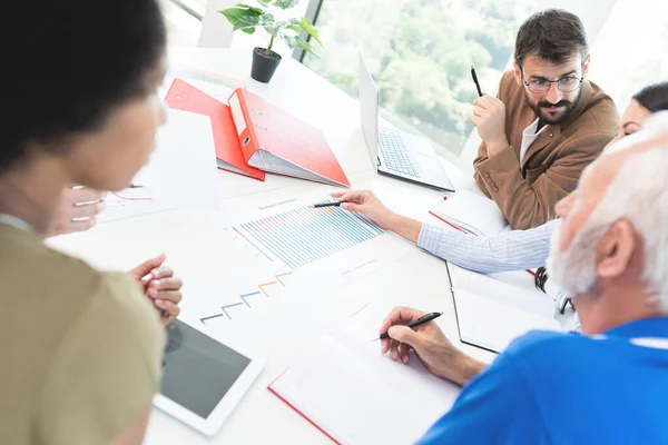 Uomini Affari Che Discutono Lavoro Alla Riunione Ufficio — Foto Stock