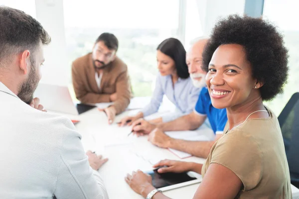 Gente Negocios Discutiendo Trabajo Reunión Oficina — Foto de Stock