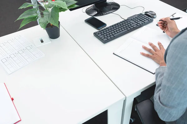 Businesswoman Jotting Important Notes — Stockfoto