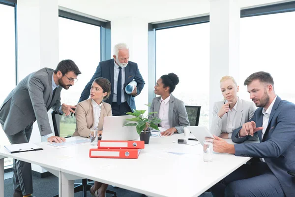 Uomini Affari Che Discutono Lavoro Alla Riunione Ufficio — Foto Stock