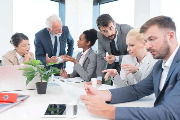 Uomini Affari Che Discutono Lavoro Alla Riunione Ufficio — Foto Stock