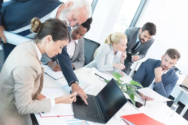 Empresários Discutindo Trabalho Usando Laptop Reunião Escritório — Fotografia de Stock