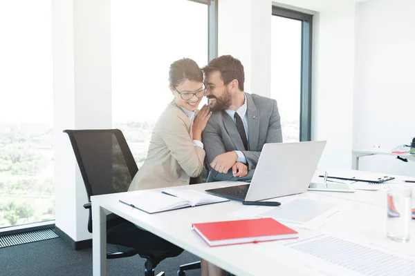 Geschäftsmann Romantisch Mit Hübscher Sekretärin Büro — Stockfoto