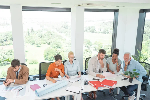Geschäftsleute Diskutieren Bei Bürotreffen Über Arbeit — Stockfoto
