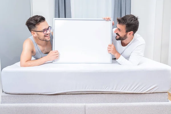 Amare Gay Coppia Holding Whiteboard Letto — Foto Stock