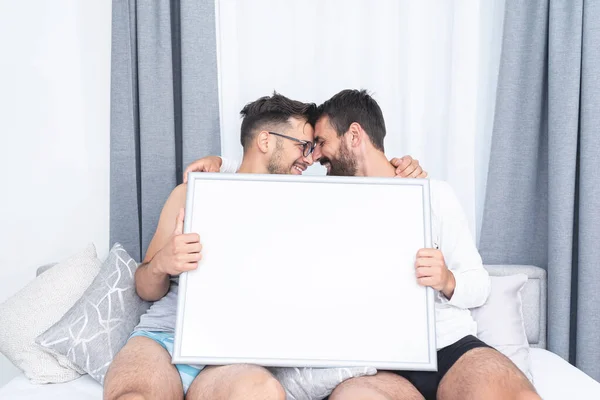 Amando Gay Casal Segurando Quadro Branco Cama — Fotografia de Stock