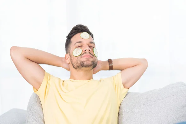 Hombre Relajante Con Mascarilla Pepino — Foto de Stock