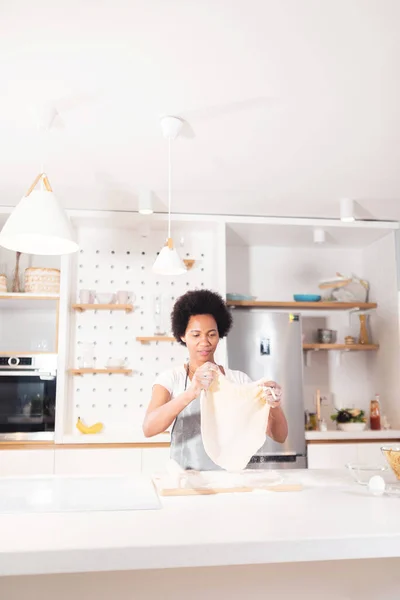 Mujer Sosteniendo Masa Enrollada Cocina —  Fotos de Stock