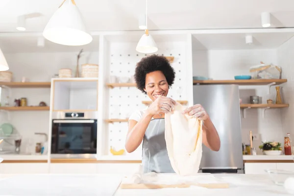 Afro Amerikaanse Vrouw Keuken Bedrijf Opgerold Deeg Pizza Maken — Stockfoto