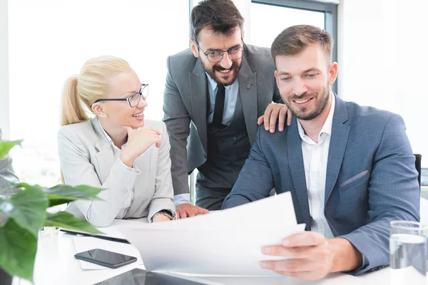 Geschäftsleute Diskutieren Bei Bürotreffen Über Arbeit Stockbild