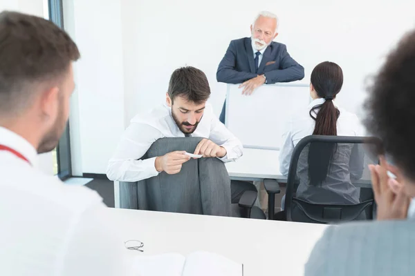Senior Lecturer Looking Student Cheating Classroom — Stock Photo, Image