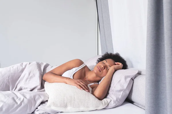 Junge Afroamerikanerin Schläft Auf Ihrem Bett Hause — Stockfoto