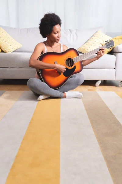 Красивая Африканская Американка Играющая Гитаре Сидит Дома Ковре — стоковое фото