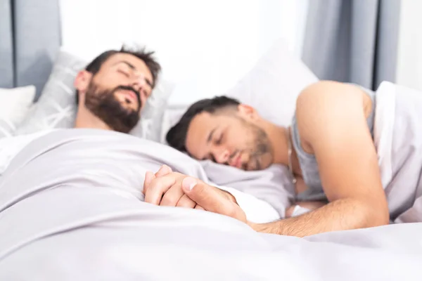 Evde Elleri Bağlı Uyuyan Iki Eşcinsel Adam — Stok fotoğraf
