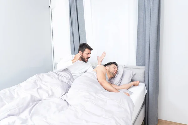 Frustrado Gay Hombre Bloqueo Orejas Mientras Novio Roncar Cama Casa — Foto de Stock