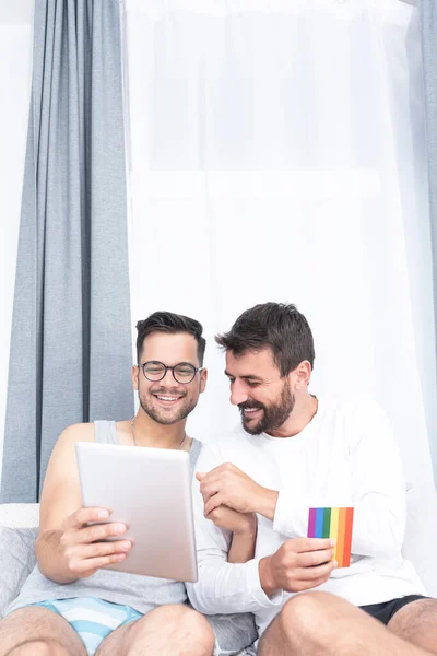 Homosexuell Paar Holding Lgbt Farbige Flagge Und Beobachten Digital Tablet — Stockfoto