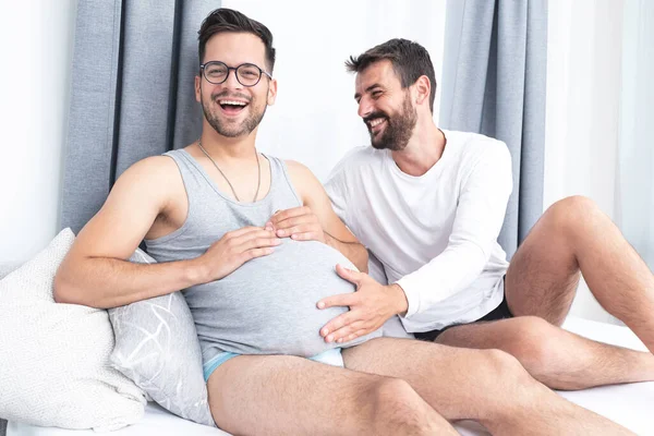 Mutlu Eşcinsel Adam Hamile Erkek Arkadaşının Karnına Dokunuyor Evde Yatakta — Stok fotoğraf