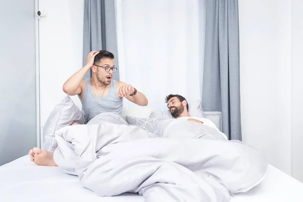 Joven Mirando Ansiosamente Reloj Mientras Novio Duerme Cama Casa — Foto de Stock