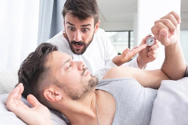 Preocupado Hombre Gay Despertando Novio Mostrándole Hora Despertador — Foto de Stock