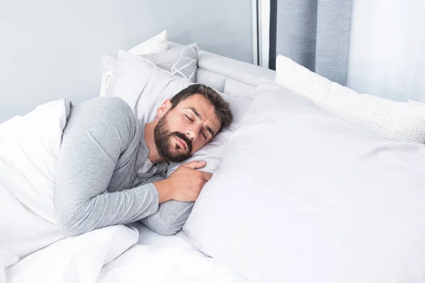 Joven Durmiendo Cama Casa — Foto de Stock